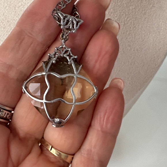 Elegant Silver Necklace with Yellow Gemstone - Picture 4 of 9